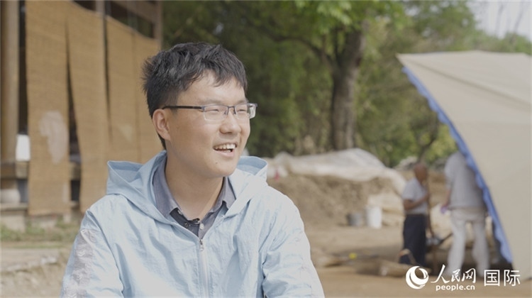 四川省文物考古研究院館員許丹陽接受人民網(wǎng)采訪。人民網(wǎng)記者 張榮攝