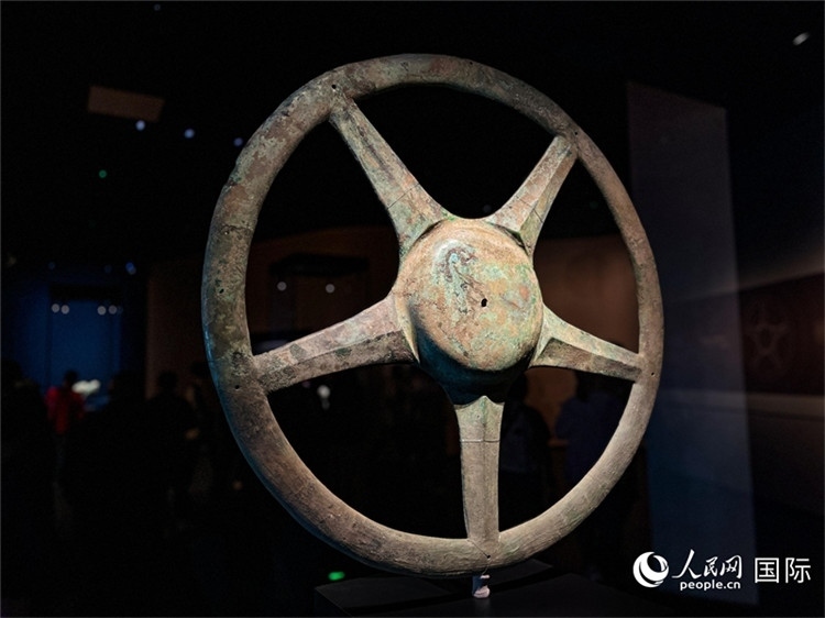 三星堆博物館中展出的太陽輪。人民網(wǎng)記者 羨江楠攝