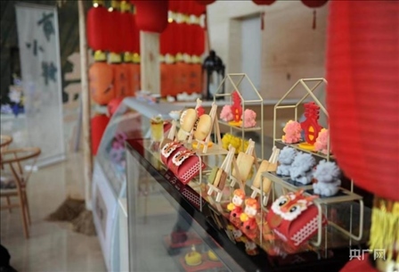 鄭州商代都城遺址博物院文創(chuàng)產(chǎn)品“商小鮮”(央廣網(wǎng)發(fā) 邢小龍 攝)