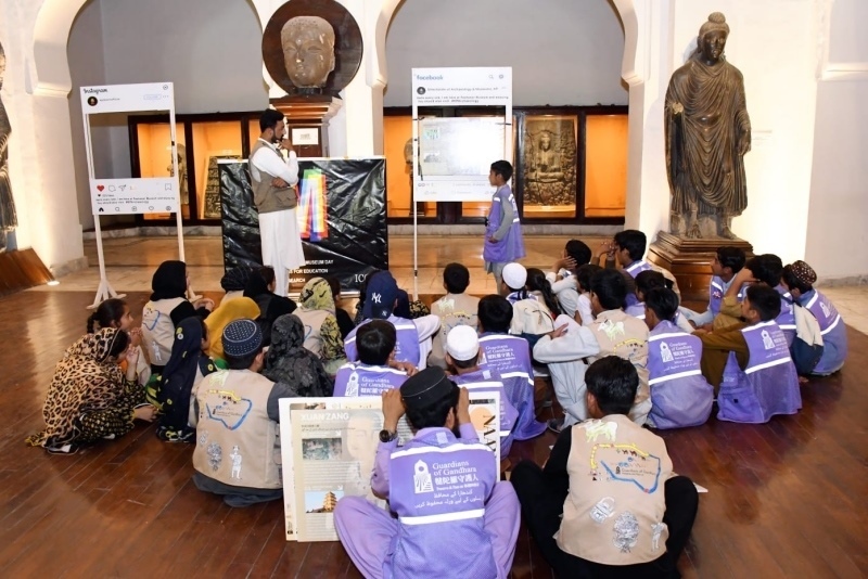 志愿者在博物館給孩子們開展互動講解?！瓣恿_守護人”供圖