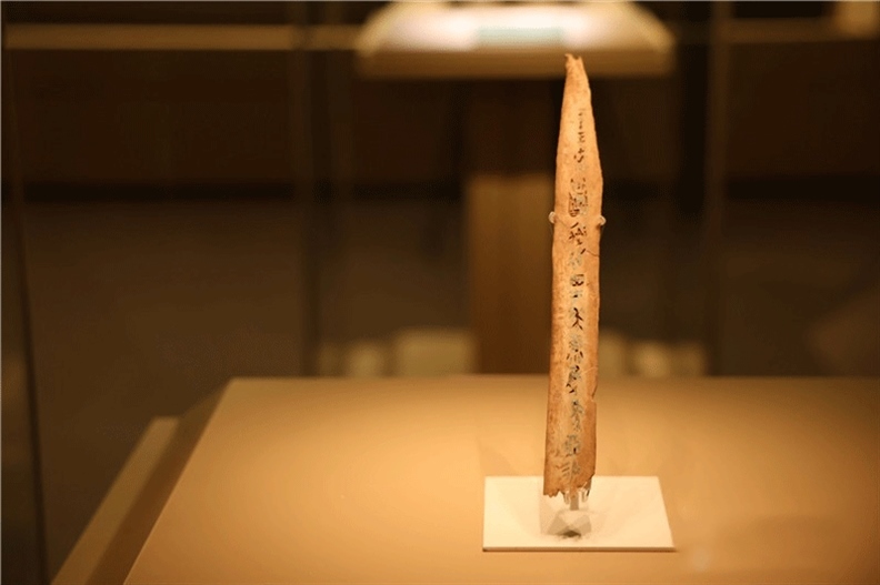 △殷墟博物館新館中展有我國博物館現(xiàn)存唯一一件文字鑲嵌綠松石甲骨。