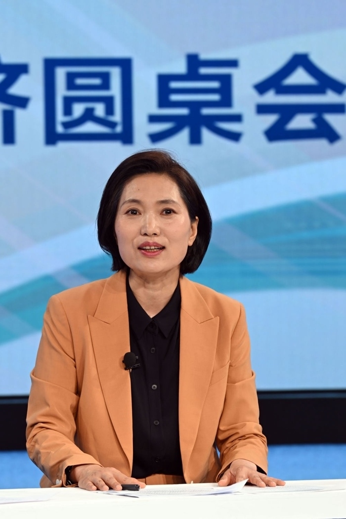 中國宏觀經(jīng)濟(jì)研究院對外經(jīng)濟(jì)研究所研究員曲鳳杰在“中國經(jīng)濟(jì)圓桌會”錄制現(xiàn)場交流發(fā)言。新華社記者 金良快 攝