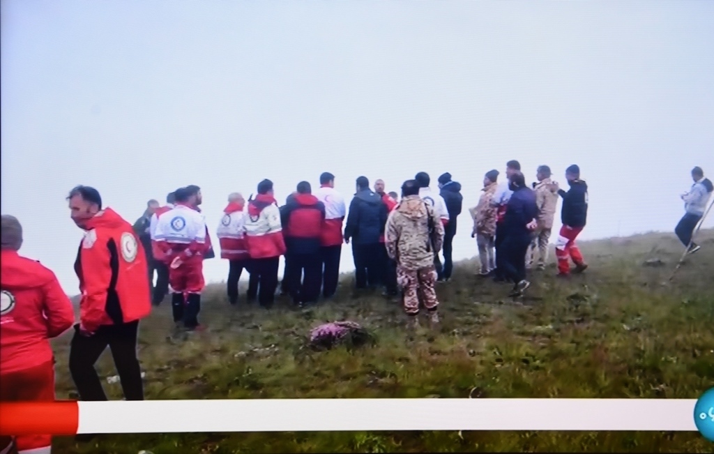 據(jù)伊朗邁赫爾通訊社5月20日?qǐng)?bào)道，伊朗總統(tǒng)萊希在直升機(jī)事故中遇難。這是5月20日拍攝的伊朗國(guó)家電視臺(tái)播放的救援人員抵達(dá)事故現(xiàn)場(chǎng)的畫面。 新華社記者 沙達(dá)提 攝