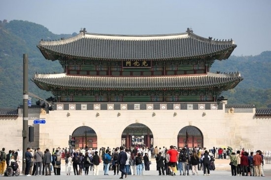 2023年10月18日，游客在韓國首爾光化門參觀。新華社記者王益亮攝