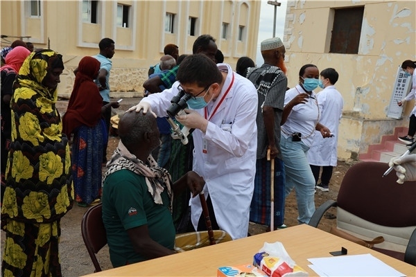 在義診現(xiàn)場，中國醫(yī)生與當(dāng)?shù)鼐用窈嫌傲裟睿继猁}業(yè)投資公司供圖