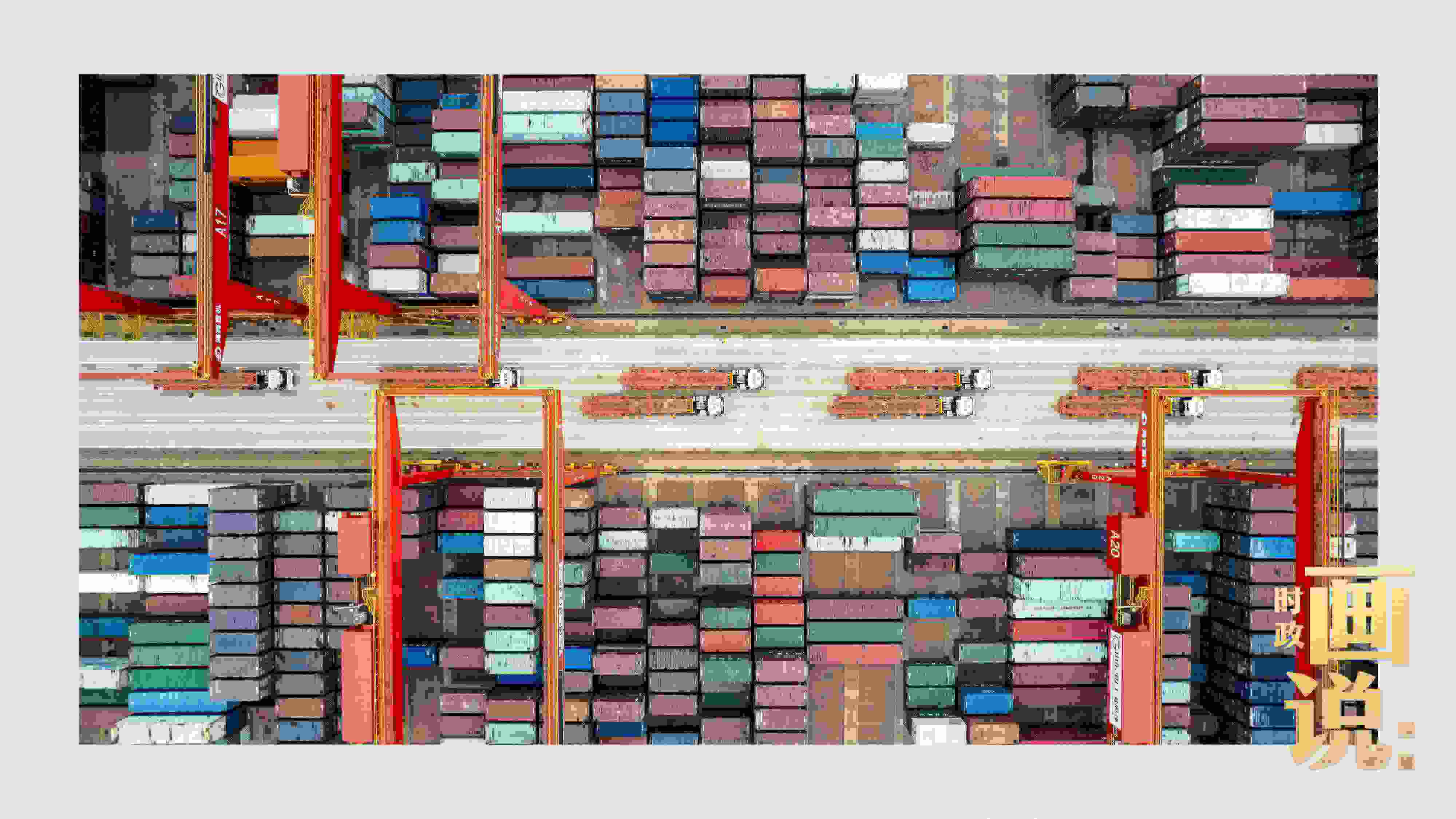 △相比于傳統(tǒng)碼頭，智慧、綠色的全自動化集裝箱碼頭單機(jī)效率可提升50%，綜合成本降低70％，人力成本下降80%，每年可削減碳排放9720噸。