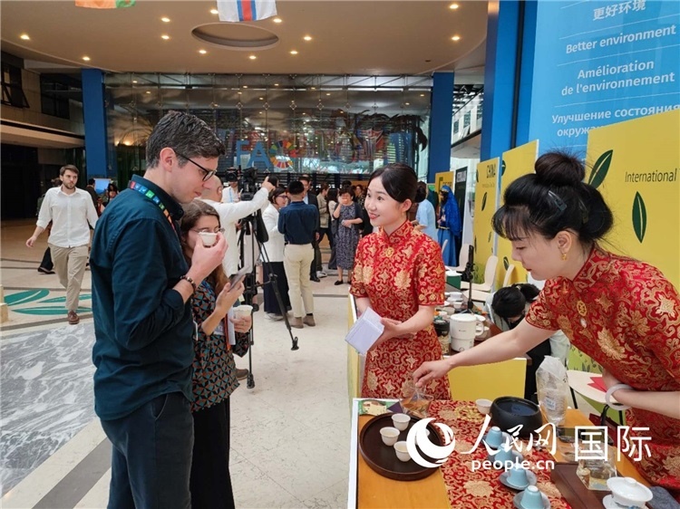 與會(huì)嘉賓在中國(guó)展臺(tái)品茶。 人民網(wǎng)記者 謝亞宏攝