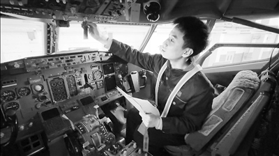  學(xué)生在西航職院實(shí)訓(xùn)基地培訓(xùn)。 王禹涵攝