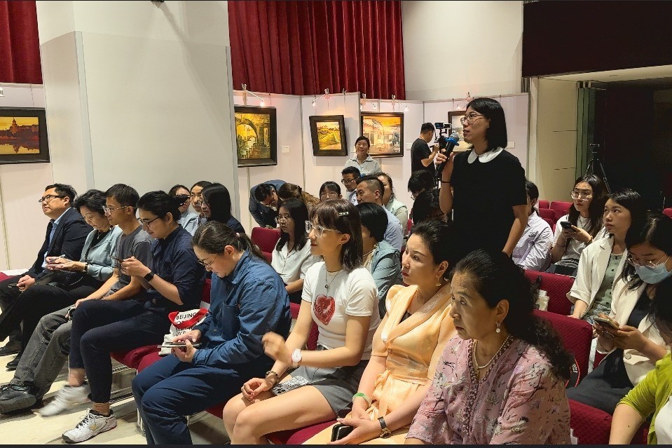 參會記者現(xiàn)場提問。