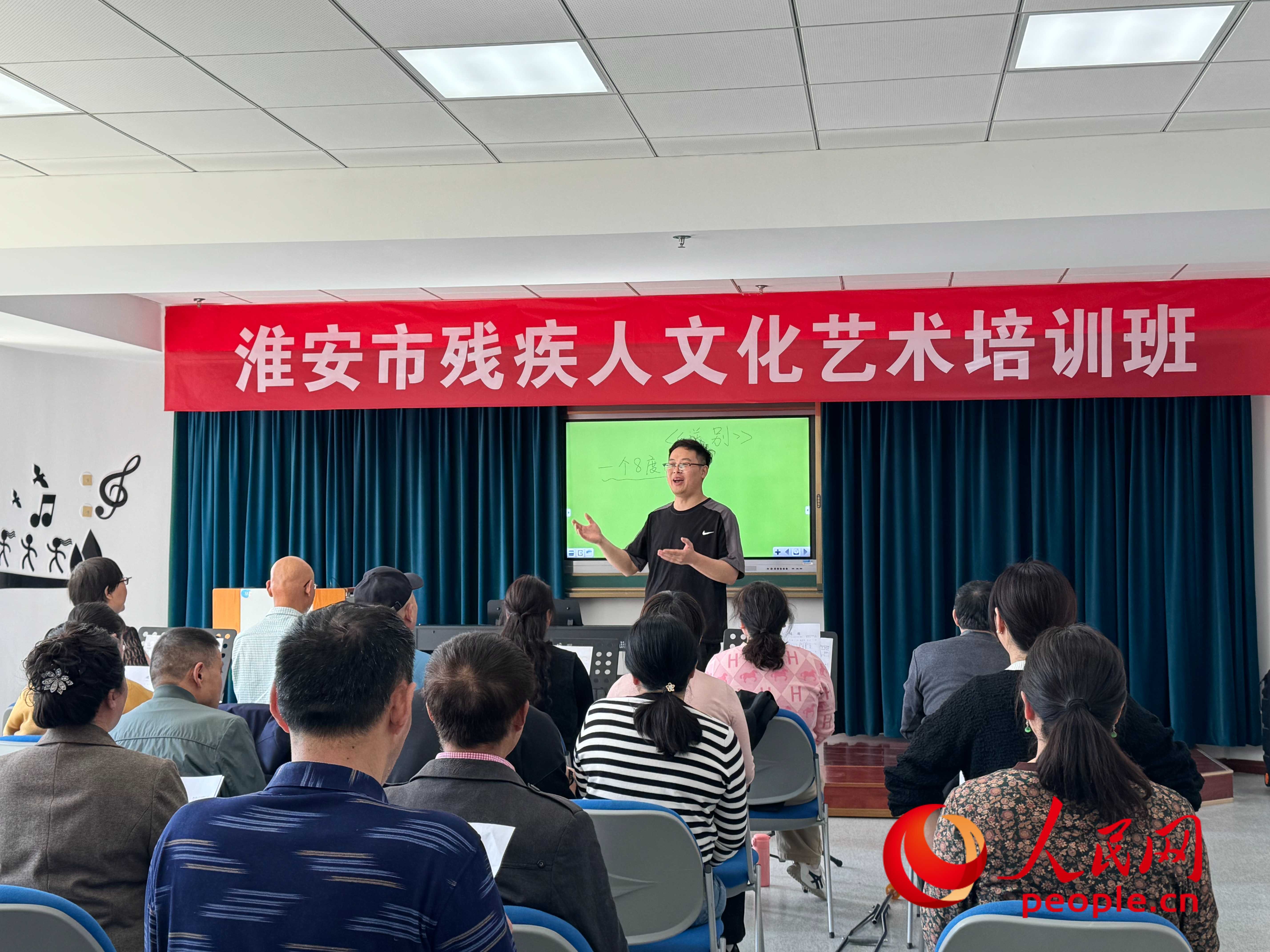 在淮安市殘疾人文化藝術(shù)培訓班上，聲樂老師在教殘疾人唱《送別》這首歌曲。人民網(wǎng) 周靜圓攝