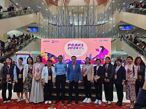 5月24日，在吉隆坡國際書展期間舉辦的中馬贈書儀式。中國圖書進出口（集團）有限公司供圖