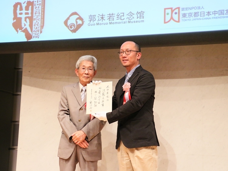 坂田昌一之子坂田文彥（左一）向郭沫若紀(jì)念館捐獻(xiàn)郭沫若致坂田昌一手跡。人民網(wǎng) 許可攝