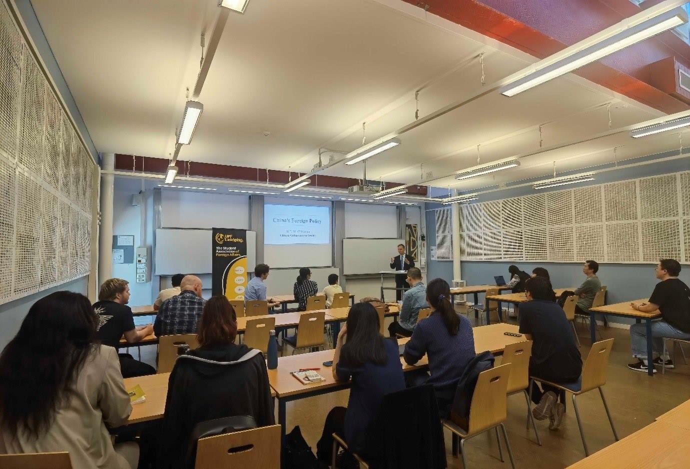 中國駐瑞典大使崔愛民與同學(xué)們互動(dòng)并回答問題。中國駐瑞典大使館供圖