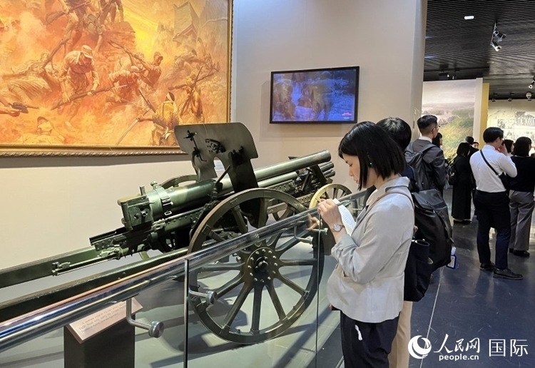 創(chuàng)價(jià)學(xué)會(huì)青年代表團(tuán)成員在中國人民抗日戰(zhàn)爭紀(jì)念館參觀。人民網(wǎng)記者 陳思攝