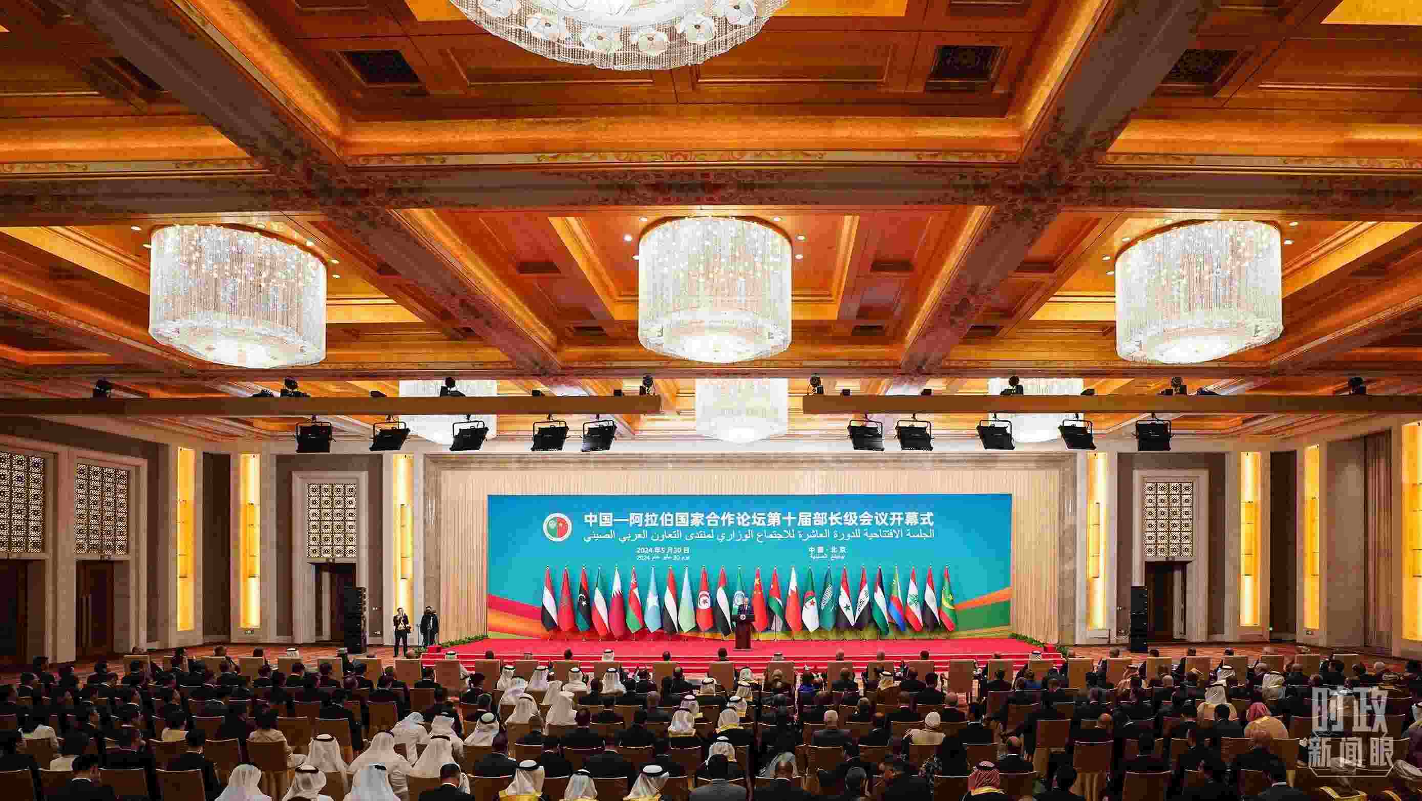 △5月30日開幕式現(xiàn)場，阿盟秘書長蓋特在致辭。（總臺國廣記者李晉拍攝）