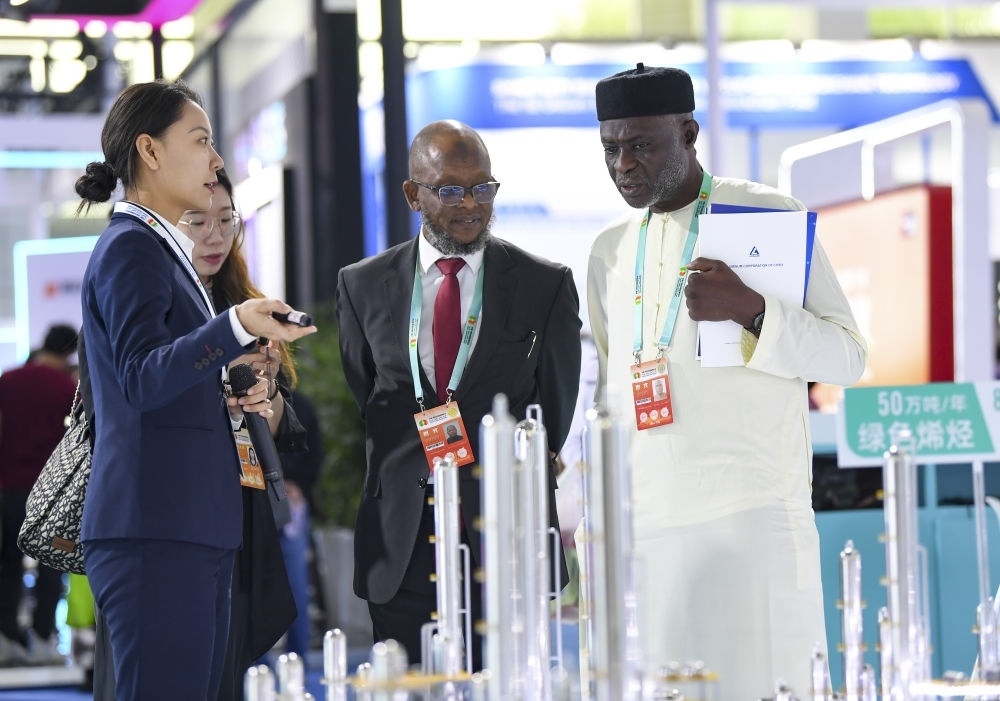2023年9月22日，嘉賓在第六屆中阿博覽會上了解清潔能源項(xiàng)目。新華社記者 馮開華 攝