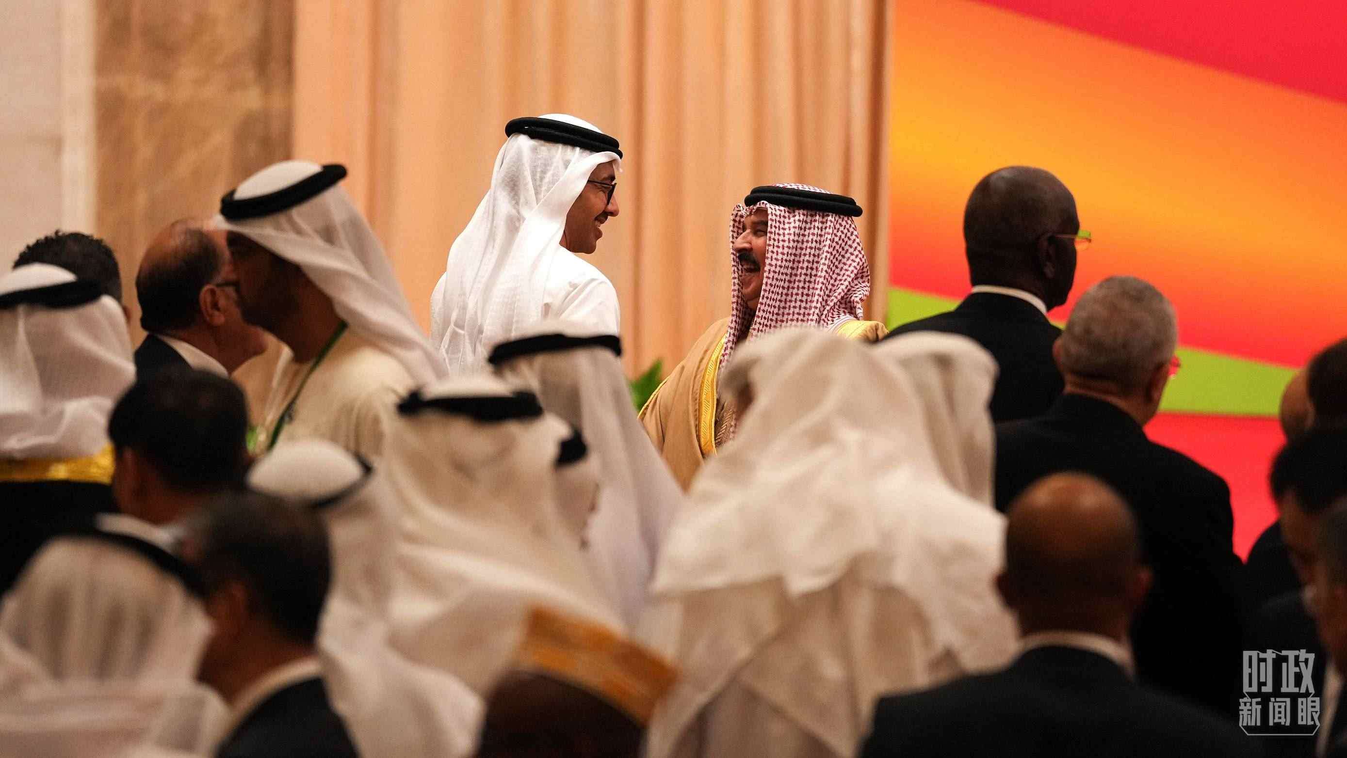 △與會代表在交談。（總臺國廣記者李晉拍攝）