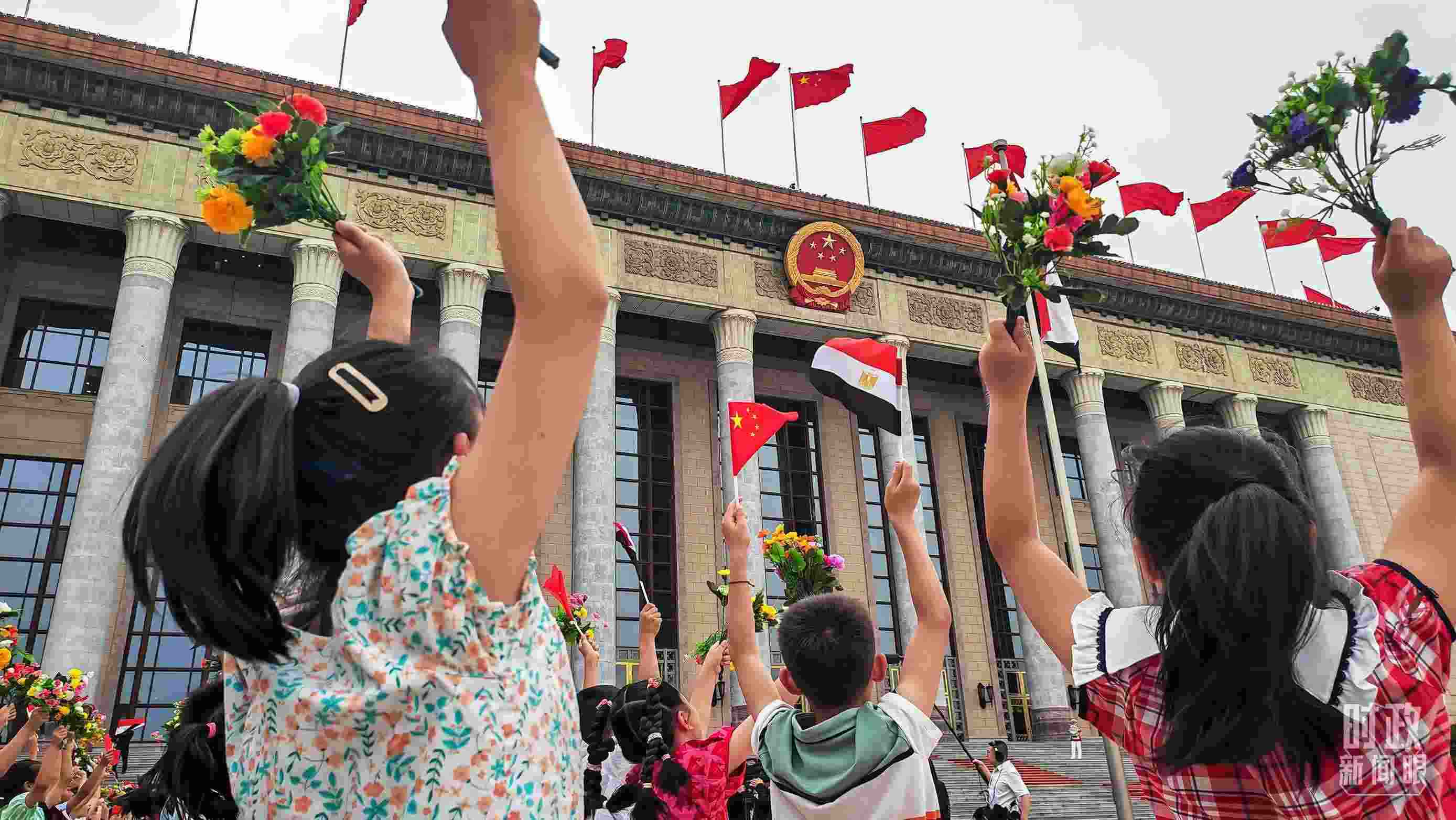 △5月29日下午，習近平主席舉行儀式歡迎埃及總統(tǒng)塞西訪華。圖為歡迎儀式現(xiàn)場的少年兒童。（總臺央視記者劉琦拍攝）