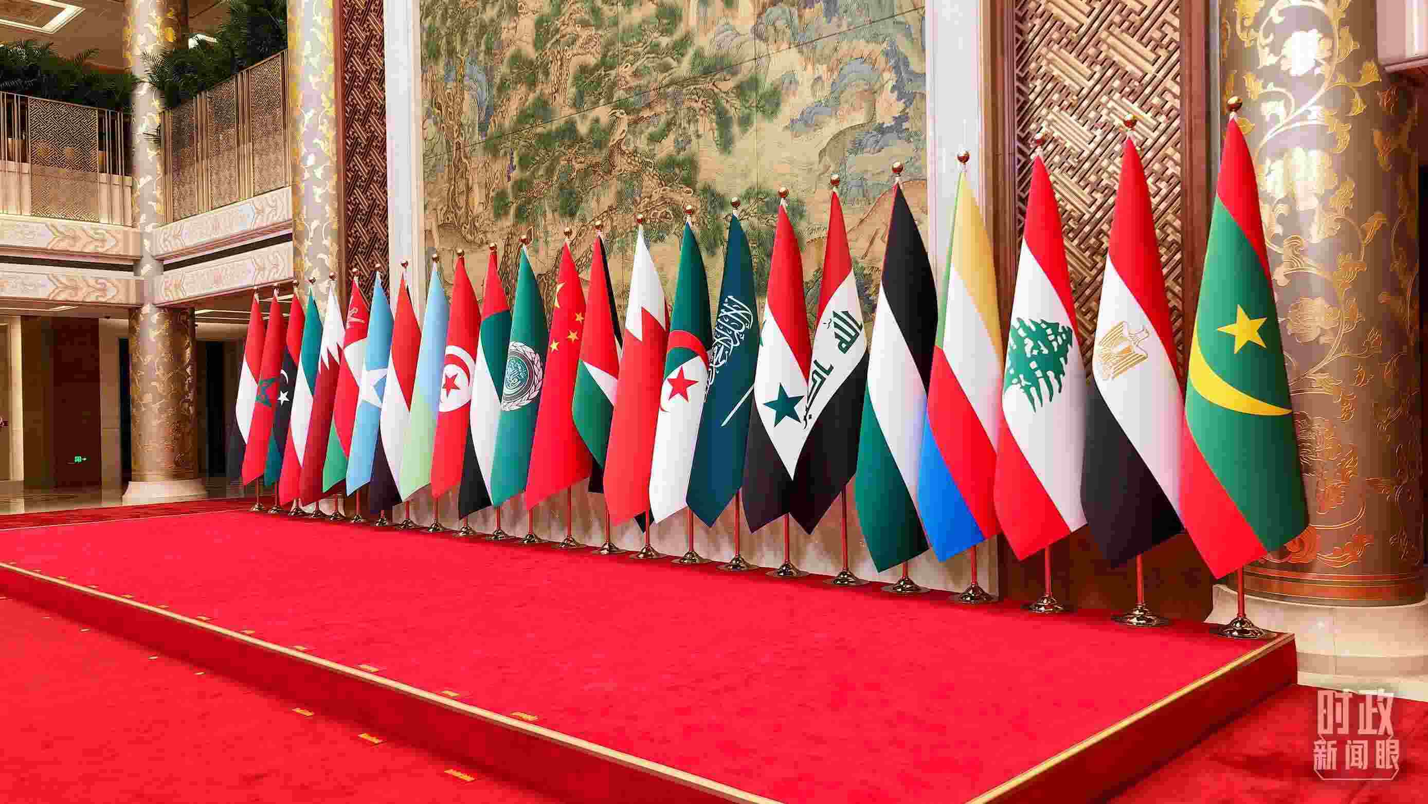 △會議現(xiàn)場的旗陣。（總臺央廣記者馬喆拍攝）