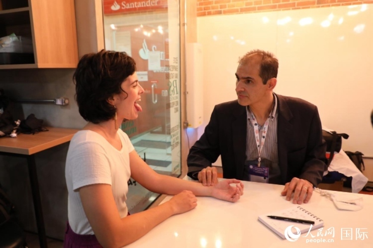 在巴西米納斯吉拉斯州首府貝洛奧里藏特開辦診所的中醫(yī)師保羅·貢扎爾韋斯，正在把脈并觀察舌苔。人民網(wǎng)記者 陳一鳴攝