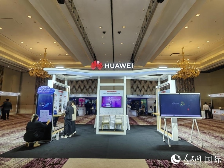 峰會現(xiàn)場，由泰國政府、中泰高校和客戶伙伴搭建的人才雙選會和伙伴展臺開放。人民網(wǎng)記者 楊一攝