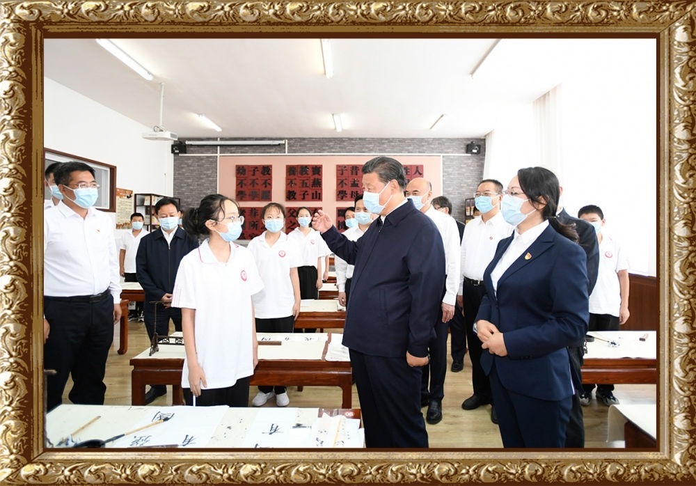 2021年9月13日至14日，習(xí)近平總書(shū)記在陜西省榆林市考察。14日上午，習(xí)近平在綏德實(shí)驗(yàn)中學(xué)考察時(shí)，同正在練習(xí)書(shū)法的學(xué)生親切交流。