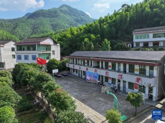 這是5月28日拍攝的湖南省衡陽(yáng)市衡陽(yáng)縣岣嶁鄉(xiāng)妙溪小學(xué)（無(wú)人機(jī)照片）。