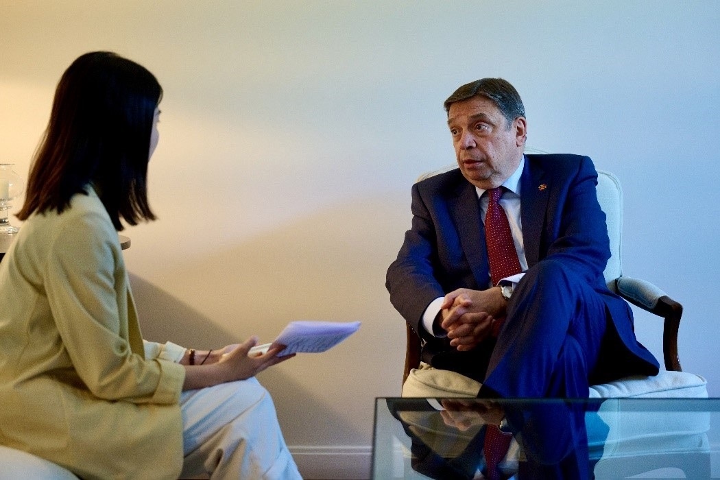 西班牙農(nóng)業(yè)、漁業(yè)和食品大臣普拉納斯接受人民網(wǎng)專訪。西班牙駐華大使館供圖