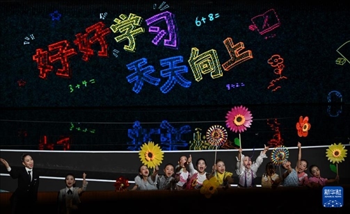 6月1日，演員在“我和祖國一起成長”主題演出活動中表演。新華社記者 金良快 攝