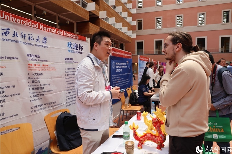 西班牙應(yīng)屆畢業(yè)生在展臺前咨詢。人民網(wǎng)記者 顏歡攝