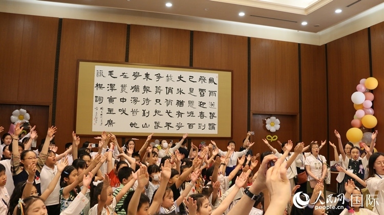 小朋友們合唱《明天會更好》。人民網(wǎng) 許可攝