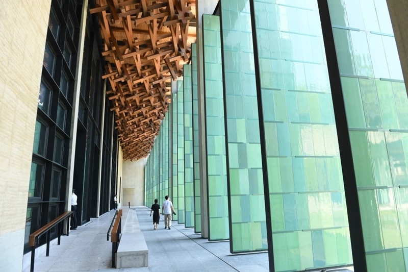 2022年7月23日，杭州國(guó)家版本館屋頂?shù)哪緲?gòu)和青瓷門扇相映成趣。