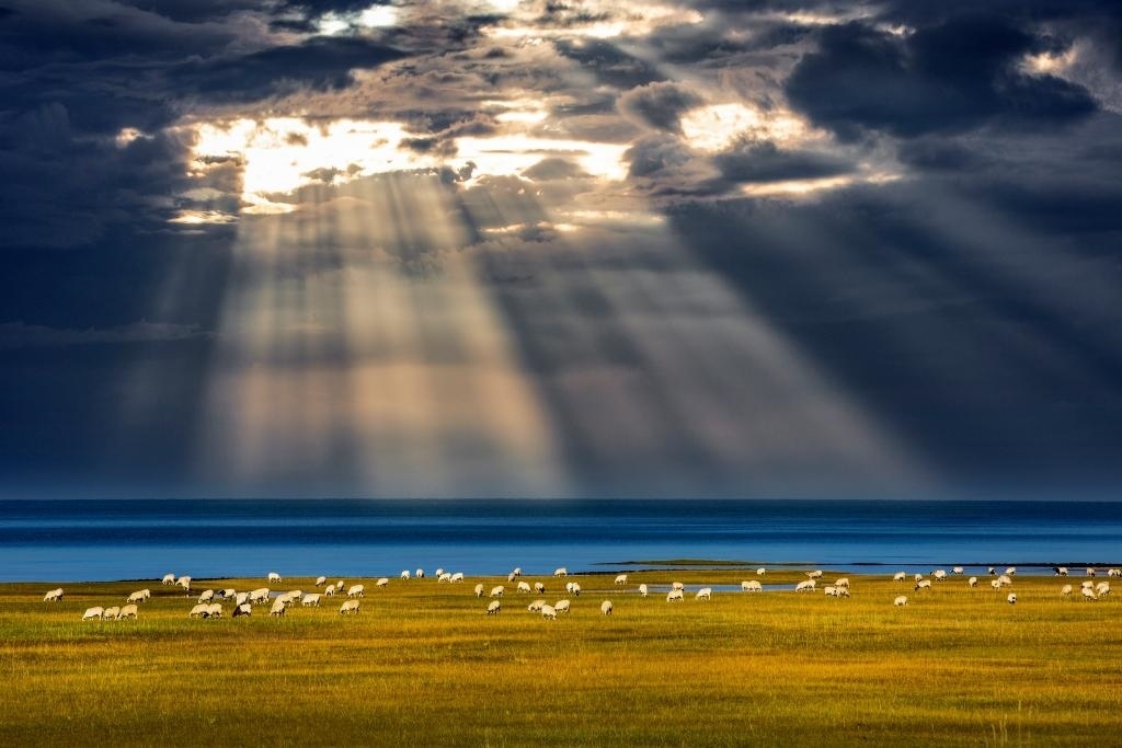 這是2022年9月21日在海北藏族自治州海晏縣拍攝的青海湖一角。（通聯(lián)照片 焦生福 攝）