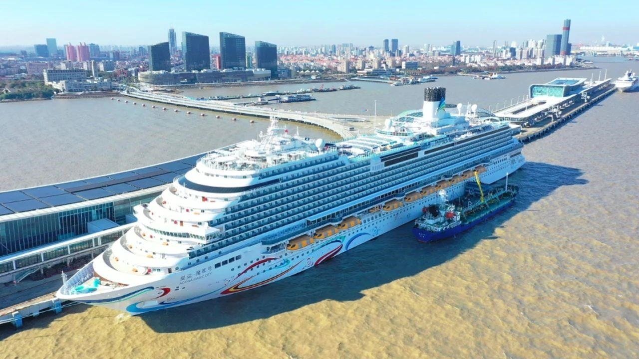 △2024年1月1日，國產(chǎn)首艘大型郵輪“愛達·魔都號”從上海吳淞口國際郵輪港開啟商業(yè)首航。