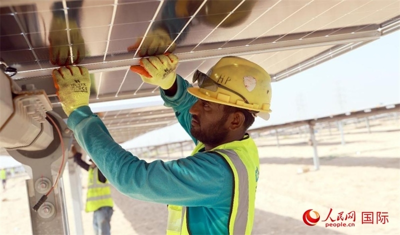 工人正在安裝光伏面板。人民網(wǎng)記者 管克江攝