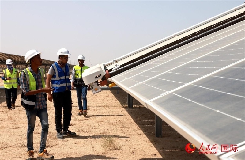 工作人員在測試自動清掃機器人。人民網(wǎng)記者管克江攝