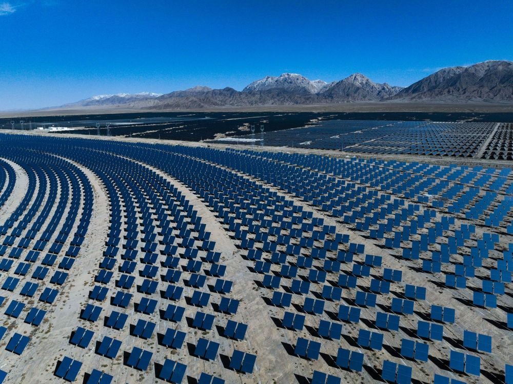 這是2024年4月23日在青海省海西蒙古族藏族自治州德令哈市光伏（光熱）產(chǎn)業(yè)園拍攝的光熱電站（無人機照片）。新華社記者 張龍 攝