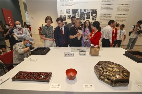 2023年5月28日，北京，推光漆器匠人為駐華使節(jié)展示技藝。