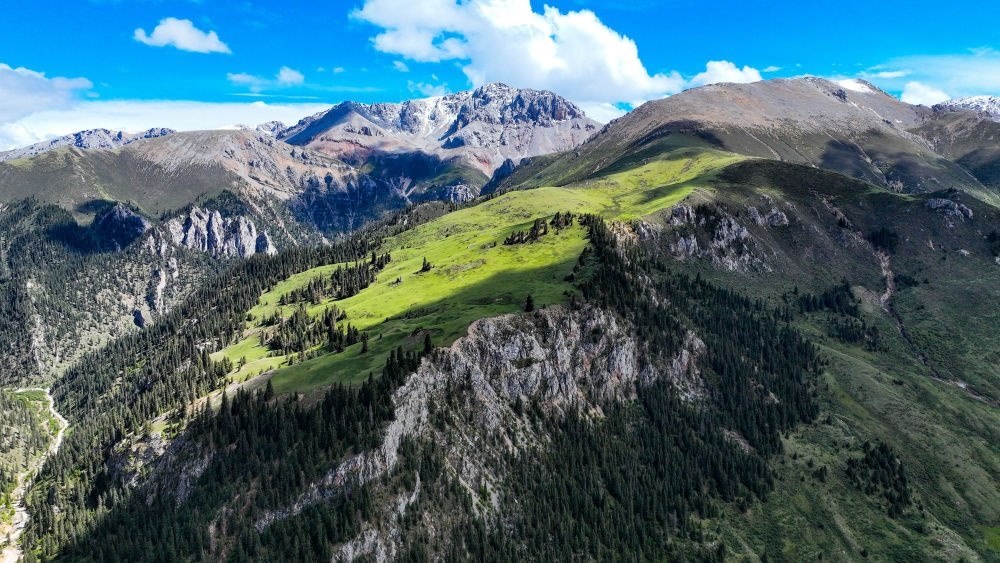 這是2023年6月18日在青海省玉樹藏族自治州囊謙縣拍攝的風(fēng)光（無人機照片）。新華社記者 張龍 攝