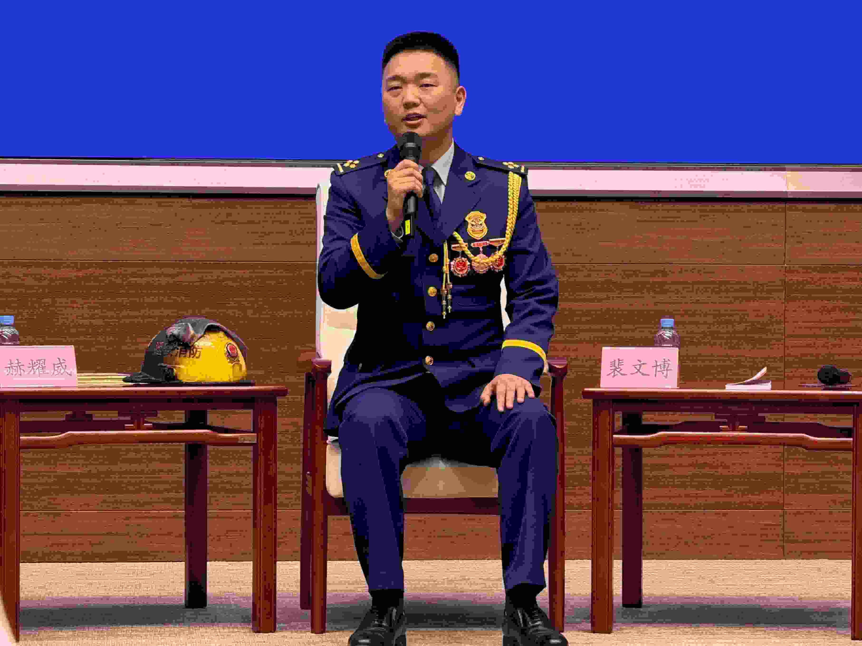 寶塔消防救援站政治指導(dǎo)員裴文博在回答記者提問。人民網(wǎng)記者 郝萍攝