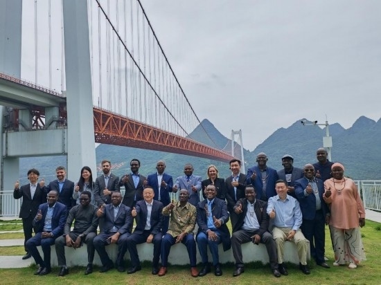使節(jié)團(tuán)與壩陵河大橋合影。新華社記者 吳思 攝