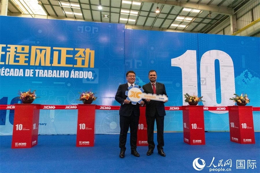 儀式上，徐工巴西制造總經(jīng)理李寒光將第23456臺產(chǎn)品鑰匙交付給客戶巴西Simak公司首席執(zhí)行官安德森·阿布魯手中。 人民日報(bào)社拉美中心分社 威廉·科埃略·維亞納攝