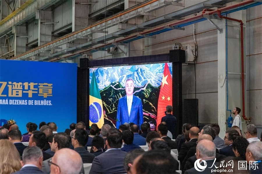 中國駐巴西大使祝青橋在視頻致辭中表示，徐工在巴西的發(fā)展，是眾多中國企業(yè)在習(xí)近平主席提出的共建“一帶一路”倡議推動下，將中國的技術(shù)和產(chǎn)業(yè)發(fā)展成果帶往世界，促進(jìn)各國發(fā)展的縮影。 人民日報(bào)社拉美中心分社 威廉·科埃略·維亞納攝