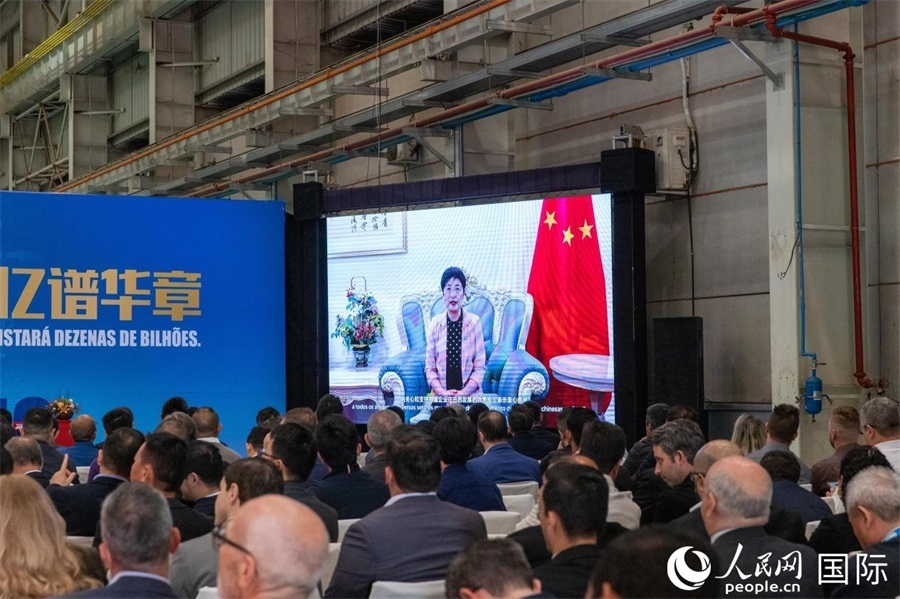 中國駐里約熱內(nèi)盧總領(lǐng)事田敏在視頻致辭中表示，中國是米納斯吉拉斯州第一大貿(mào)易伙伴和重要投資來源國。近年來，雙方在貿(mào)易投資、科技創(chuàng)新、裝備制造、人文交流等領(lǐng)域開展了富有成果的合作。 人民日報(bào)社拉美中心分社 威廉·科埃略·維亞納攝