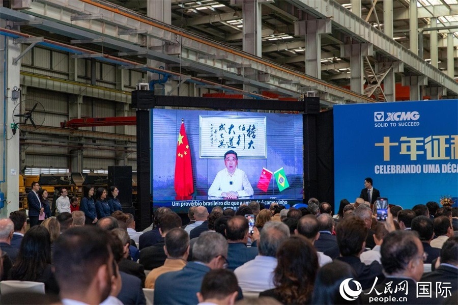 徐工集團(tuán)、徐工機(jī)械董事長楊東升在視頻致辭中表示，徐工作為中國工程機(jī)械的排頭兵，堅(jiān)定不移實(shí)施國際化主戰(zhàn)略，投資運(yùn)營的徐工巴西制造基地成為見證中巴友誼的標(biāo)桿示范。 人民日報(bào)社拉美中心分社 威廉·科埃略·維亞納攝