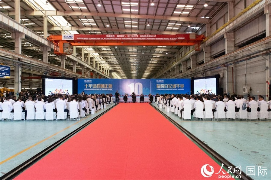 當(dāng)?shù)貢r間6月6日，徐工巴西制造有限公司（以下簡稱“徐工巴西制造”）投產(chǎn)運(yùn)營10周年暨第23456臺產(chǎn)品下線儀式在巴西米納斯吉拉斯州波蘇阿雷格里市徐工巴西制造基地舉行。 人民日報(bào)社拉美中心分社 威廉·科埃略·維亞納攝