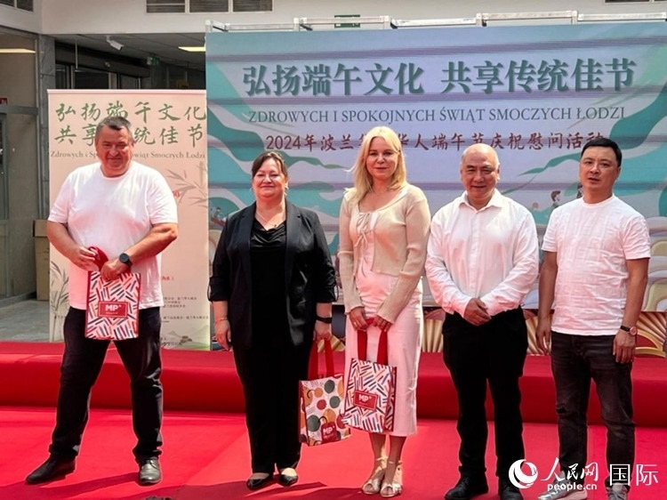 向波蘭友人發(fā)放端午節(jié)慰問(wèn)品。人民網(wǎng)記者 李增偉攝