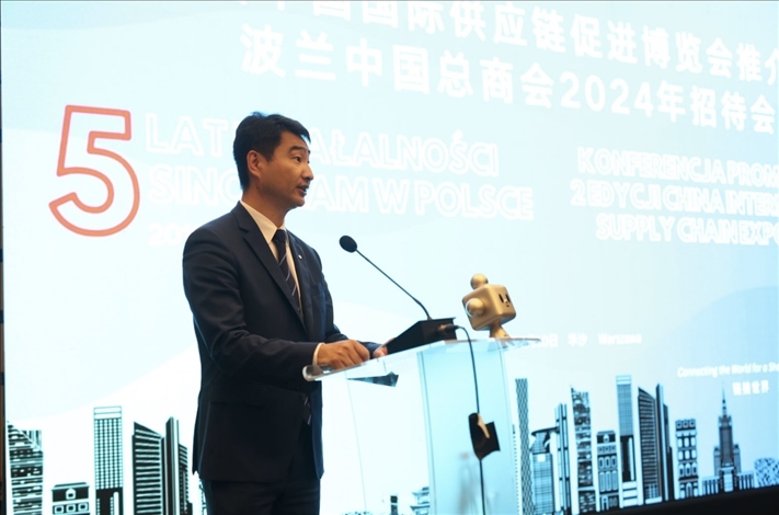 波蘭中國總商會(huì)會(huì)長胡新元致辭。
