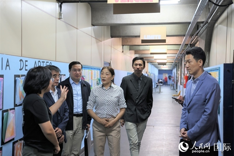 中國(guó)駐里約總領(lǐng)館商務(wù)參贊敬艷輝（右一）等嘉賓在里約孔院中方院長(zhǎng)孫艷萍（左一）帶領(lǐng)下，參觀薩繆爾·韋納公立學(xué)校的中文教室，了解該校中文教學(xué)軟硬件設(shè)施。人民網(wǎng)記者 時(shí)元皓攝