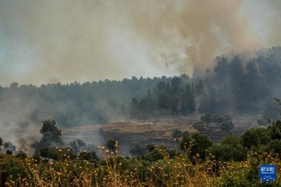  6月12日，以色列北部加利利地區(qū)遭受火箭彈襲擊后冒出滾滾濃煙。新華社發(fā)（阿亞爾·馬戈林?jǐn)z/基尼圖片社）